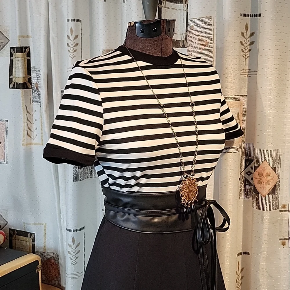 🤎 Jailbait Stripe Ringer Tee - Picture 3 of 6